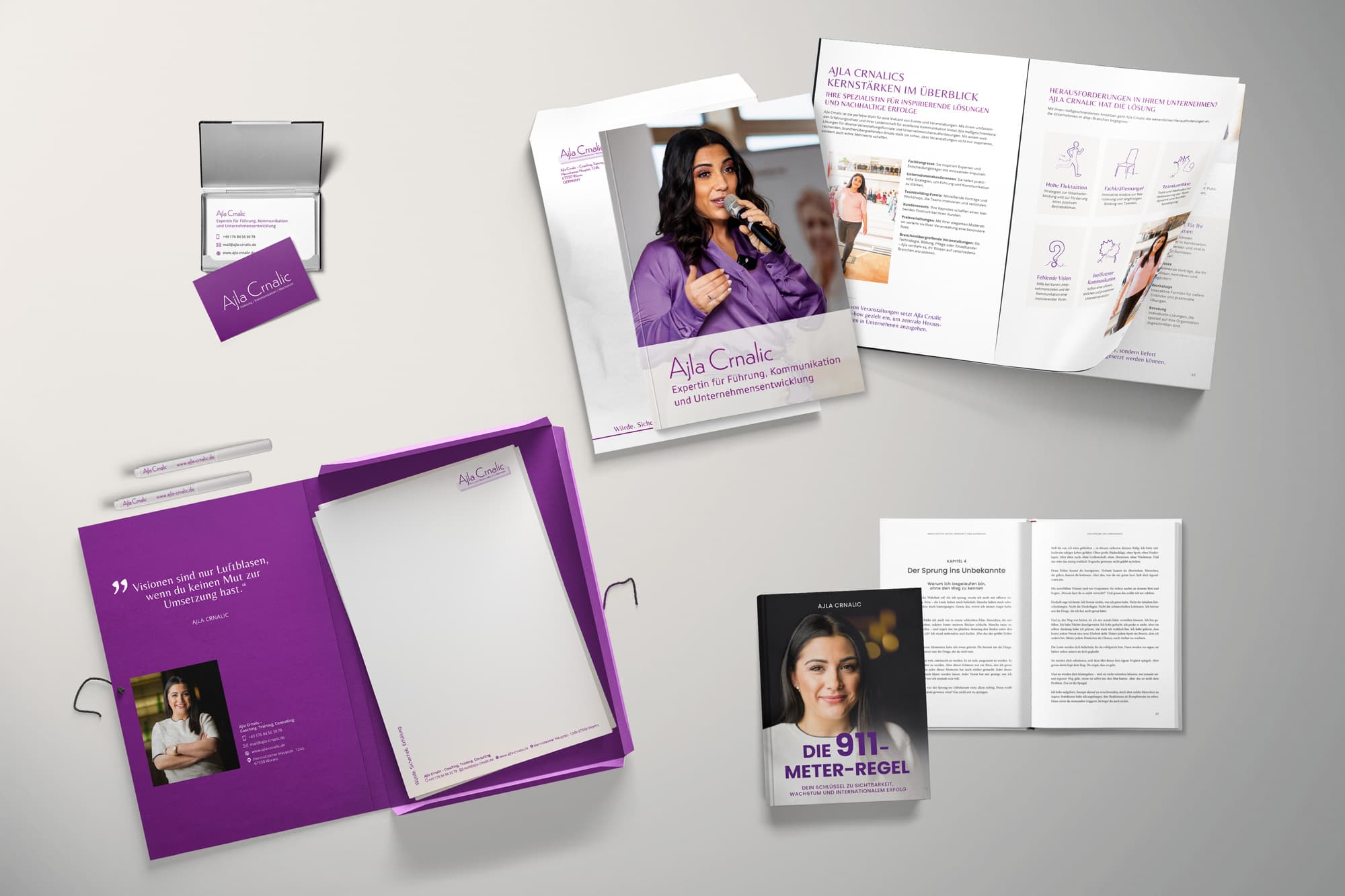 Gedruckte Materialien von oben aufgenommen. Zusehen das Design von Yogawiese. Ein Flyer, eine 8er-Yogakarte. Visitenkarte, Front und Back. Notizzettel, Bleistift und ein Stempel.