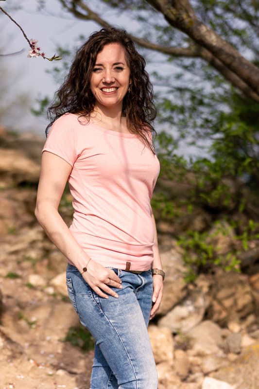 charlotte-koerner-grafikdesign-11 Foto von Gründerin Charlotte Körner im Seitprofil in der Natur fotografiert.