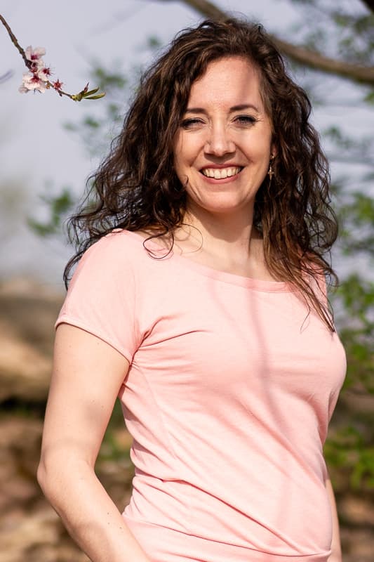 Foto von Gründerin Charlotte Körner im Seitprofil in der Natur fotografiert.