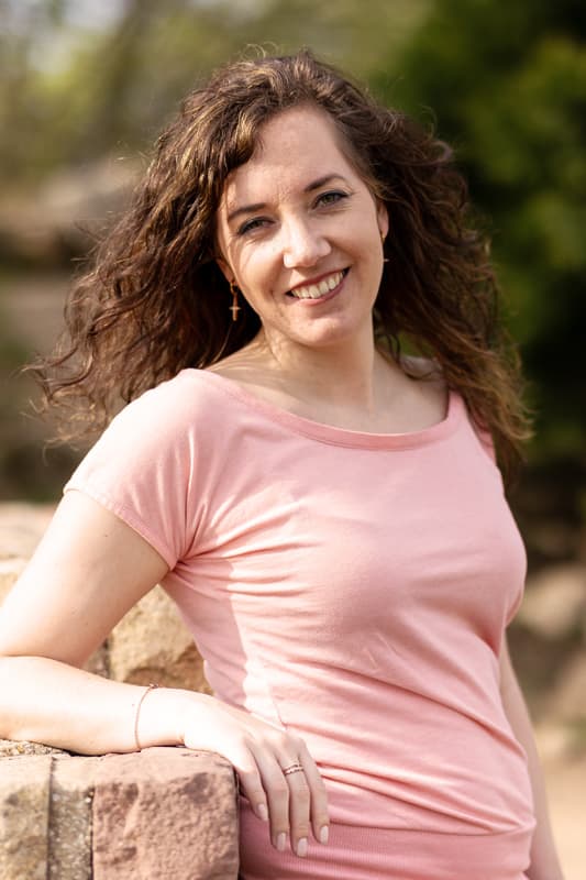 charlotte-koerner-grafikdesign-7 Foto von Gründerin Charlotte Körner im Seitprofil in der Natur fotografiert.