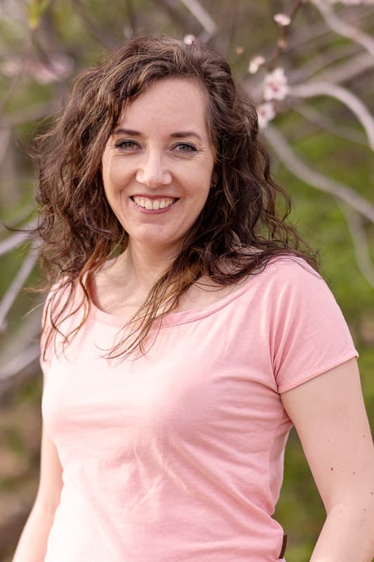 Foto von Gründerin Charlotte Körner im Seitprofil in der Natur fotografiert.